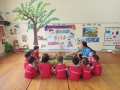 Nhóm trẻ 24 - 36 tháng tuổi trường Mầm non Đồng Tiến tổ chức cho trẻ làm quen với hoạt động văn học