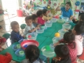 Lớp mẫu giáo ghép 5 tuổi điểm trường Pù Đồn tổ chức hoạt động khám phá khoa học “Vật chìm vật nổi”
