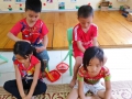 Lớp 5 tuổi trường chính trường Mầm non Đồng Tiến tổ chức hoạt động rèn kỹ năng “Chải, buộc và tết tóc” cho bạn