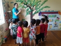 Giáo viên trường Mầm non Đồng Tiến dạy trẻ kỹ năng An toàn với điện